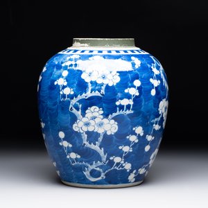 A Chinese blue and white 'prunus on cracked ice' jar, a tea caddy, a covered teapot, and four famille rose cups, 19th C. — foto 2
