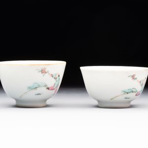 A Chinese blue and white 'prunus on cracked ice' jar, a tea caddy, a covered teapot, and four famille rose cups, 19th C. — foto 23