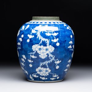 A Chinese blue and white 'prunus on cracked ice' jar, a tea caddy, a covered teapot, and four famille rose cups, 19th C. — foto 3