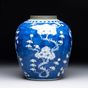 A Chinese blue and white 'prunus on cracked ice' jar, a tea caddy, a covered teapot, and four famille rose cups, 19th C. — foto 4