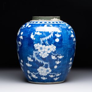 A Chinese blue and white 'prunus on cracked ice' jar, a tea caddy, a covered teapot, and four famille rose cups, 19th C. — foto 5
