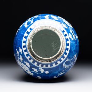 A Chinese blue and white 'prunus on cracked ice' jar, a tea caddy, a covered teapot, and four famille rose cups, 19th C. — foto 6