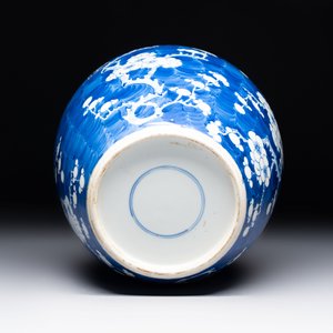 A Chinese blue and white 'prunus on cracked ice' jar, a tea caddy, a covered teapot, and four famille rose cups, 19th C. — foto 7