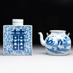 A Chinese blue and white 'prunus on cracked ice' jar, a tea caddy, a covered teapot, and four famille rose cups, 19th C. — foto 8