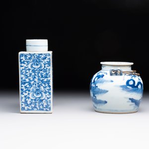 A Chinese blue and white 'prunus on cracked ice' jar, a tea caddy, a covered teapot, and four famille rose cups, 19th C. — foto 9