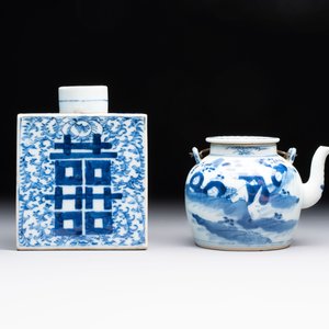 A Chinese blue and white 'prunus on cracked ice' jar, a tea caddy, a covered teapot, and four famille rose cups, 19th C. — foto 10