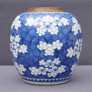 A Chinese blue and white 'prunus on cracked ice' jar, Kangxi — 照片 14