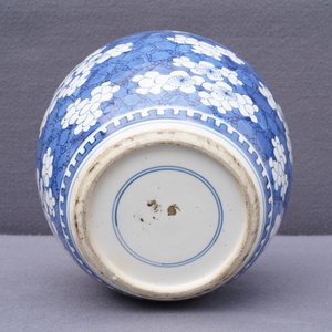 A Chinese blue and white 'prunus on cracked ice' jar, Kangxi — 照片 15