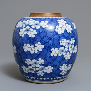 A Chinese blue and white 'prunus on cracked ice' jar, Kangxi — 照片 2