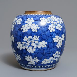 A Chinese blue and white 'prunus on cracked ice' jar, Kangxi — 照片 4