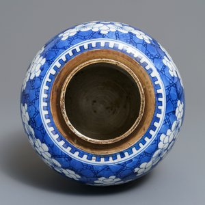 A Chinese blue and white 'prunus on cracked ice' jar, Kangxi — 照片 5