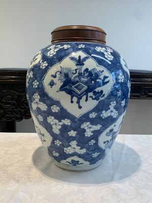 A Chinese blue and white 'prunus on cracked ice' jar with wooden cover, 19th C. — photo 2