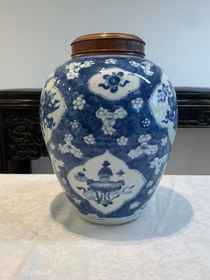 A Chinese blue and white 'prunus on cracked ice' jar with wooden cover, 19th C. — photo 3
