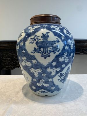 A Chinese blue and white 'prunus on cracked ice' jar with wooden cover, 19th C. — photo 4