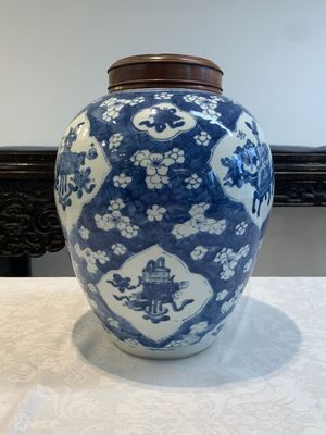 A Chinese blue and white 'prunus on cracked ice' jar with wooden cover, 19th C. — photo 5