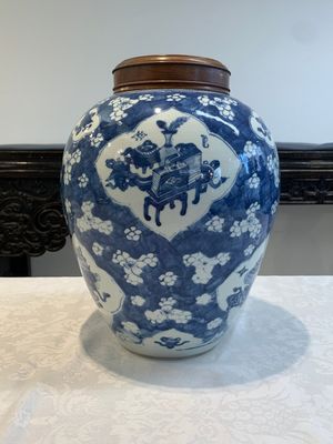 A Chinese blue and white 'prunus on cracked ice' jar with wooden cover, 19th C. — photo 6