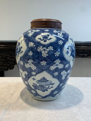 A Chinese blue and white 'prunus on cracked ice' jar with wooden cover, 19th C. — photo 7
