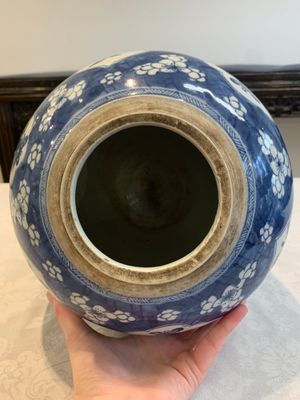 A Chinese blue and white 'prunus on cracked ice' jar with wooden cover, 19th C. — photo 10