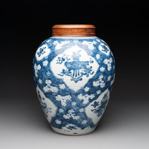 A Chinese blue and white 'prunus on cracked ice' jar with wooden cover, 19th C. — photo 1