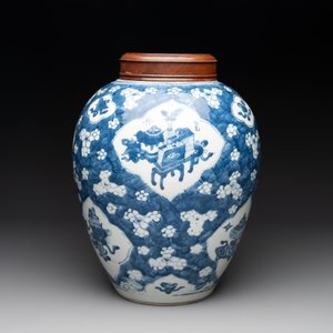A Chinese blue and white 'prunus on cracked ice' jar with wooden cover, 19th C. — photo 2
