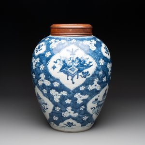 A Chinese blue and white 'prunus on cracked ice' jar with wooden cover, 19th C. — photo 3
