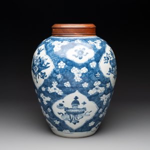 A Chinese blue and white 'prunus on cracked ice' jar with wooden cover, 19th C. — photo 4