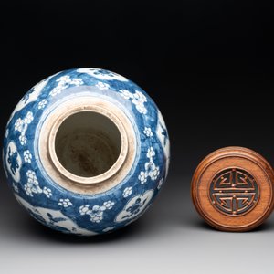A Chinese blue and white 'prunus on cracked ice' jar with wooden cover, 19th C. — photo 5