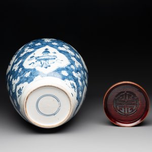 A Chinese blue and white 'prunus on cracked ice' jar with wooden cover, 19th C. — photo 6