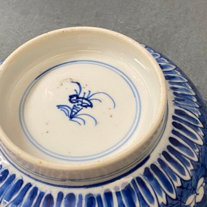 A Chinese blue and white 'prunus on cracked ice' klapmuts bowl, Kangxi — photo 14