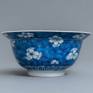 A Chinese blue and white 'prunus on cracked ice' klapmuts bowl, Kangxi — photo 3