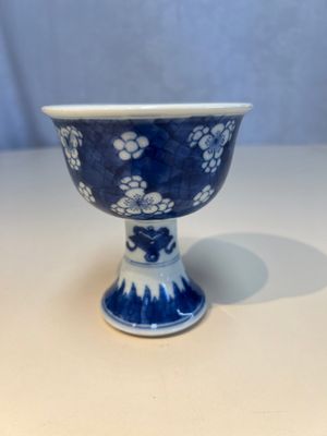 A Chinese blue and white 'Prunus on Cracked Ice' stem bowl, Kangxi — 照片 1
