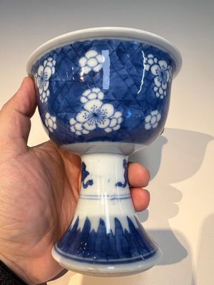 A Chinese blue and white 'Prunus on Cracked Ice' stem bowl, Kangxi — 照片 11