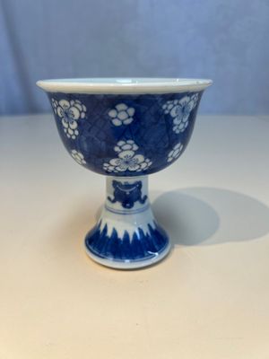 A Chinese blue and white 'Prunus on Cracked Ice' stem bowl, Kangxi — 照片 3