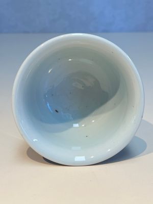 A Chinese blue and white 'Prunus on Cracked Ice' stem bowl, Kangxi — 照片 6