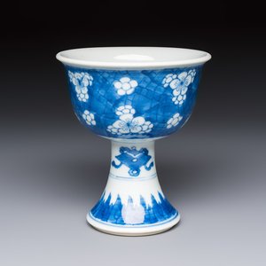 A Chinese blue and white 'Prunus on Cracked Ice' stem bowl, Kangxi — 照片 1