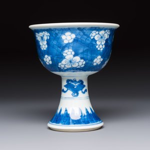 A Chinese blue and white 'Prunus on Cracked Ice' stem bowl, Kangxi — 照片 2