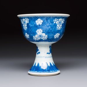 A Chinese blue and white 'Prunus on Cracked Ice' stem bowl, Kangxi — 照片 3