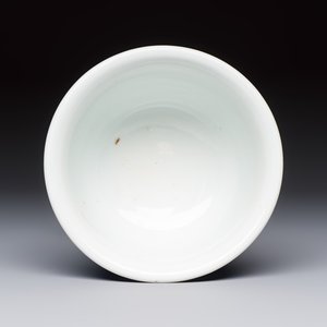 A Chinese blue and white 'Prunus on Cracked Ice' stem bowl, Kangxi — 照片 6