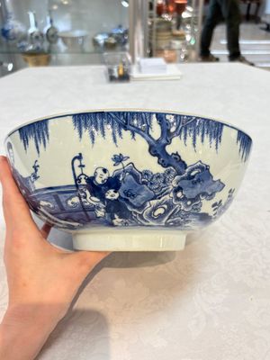 A Chinese blue and white punch bowl with a lady and two boys in a garden, Qianlong — photo 2