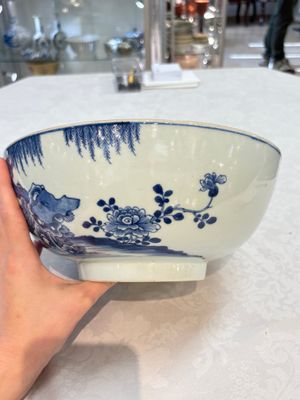 A Chinese blue and white punch bowl with a lady and two boys in a garden, Qianlong — photo 3