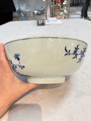 A Chinese blue and white punch bowl with a lady and two boys in a garden, Qianlong — photo 4