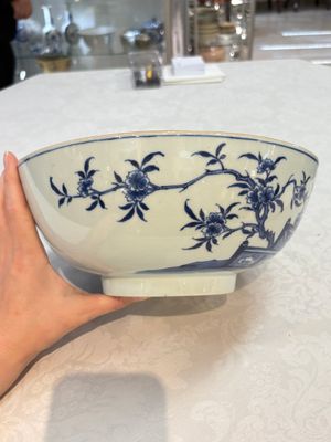 A Chinese blue and white punch bowl with a lady and two boys in a garden, Qianlong — photo 5