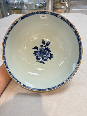A Chinese blue and white punch bowl with a lady and two boys in a garden, Qianlong — photo 7