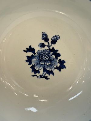 A Chinese blue and white punch bowl with a lady and two boys in a garden, Qianlong — photo 8
