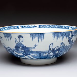 A Chinese blue and white punch bowl with a lady and two boys in a garden, Qianlong — photo 1