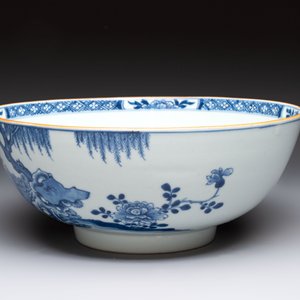 A Chinese blue and white punch bowl with a lady and two boys in a garden, Qianlong — photo 2