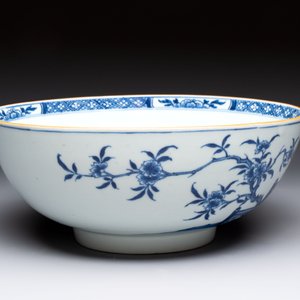 A Chinese blue and white punch bowl with a lady and two boys in a garden, Qianlong — photo 3