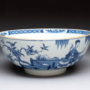 A Chinese blue and white punch bowl with a lady and two boys in a garden, Qianlong — photo 4