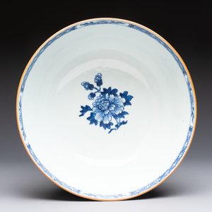 A Chinese blue and white punch bowl with a lady and two boys in a garden, Qianlong — photo 5