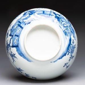 A Chinese blue and white punch bowl with a lady and two boys in a garden, Qianlong — photo 6